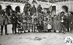 Comparsa de caldereros en desfile